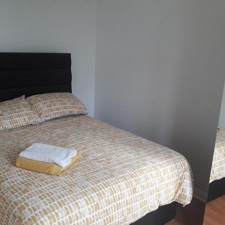 5 Bed House With Free Secure Parking In Pleasant Quiet Location Villa Вулвергемптон Екстериор снимка