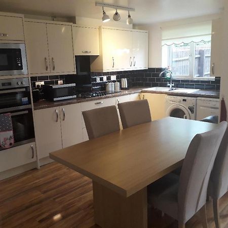 5 Bed House With Free Secure Parking In Pleasant Quiet Location Villa Вулвергемптон Екстериор снимка