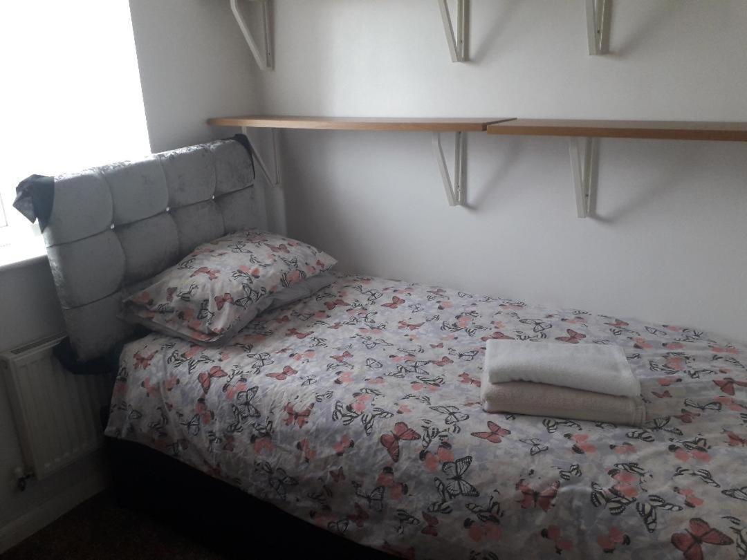 5 Bed House With Free Secure Parking In Pleasant Quiet Location Villa Вулвергемптон Екстериор снимка