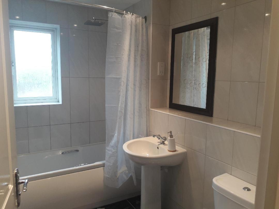 5 Bed House With Free Secure Parking In Pleasant Quiet Location Villa Вулвергемптон Екстериор снимка